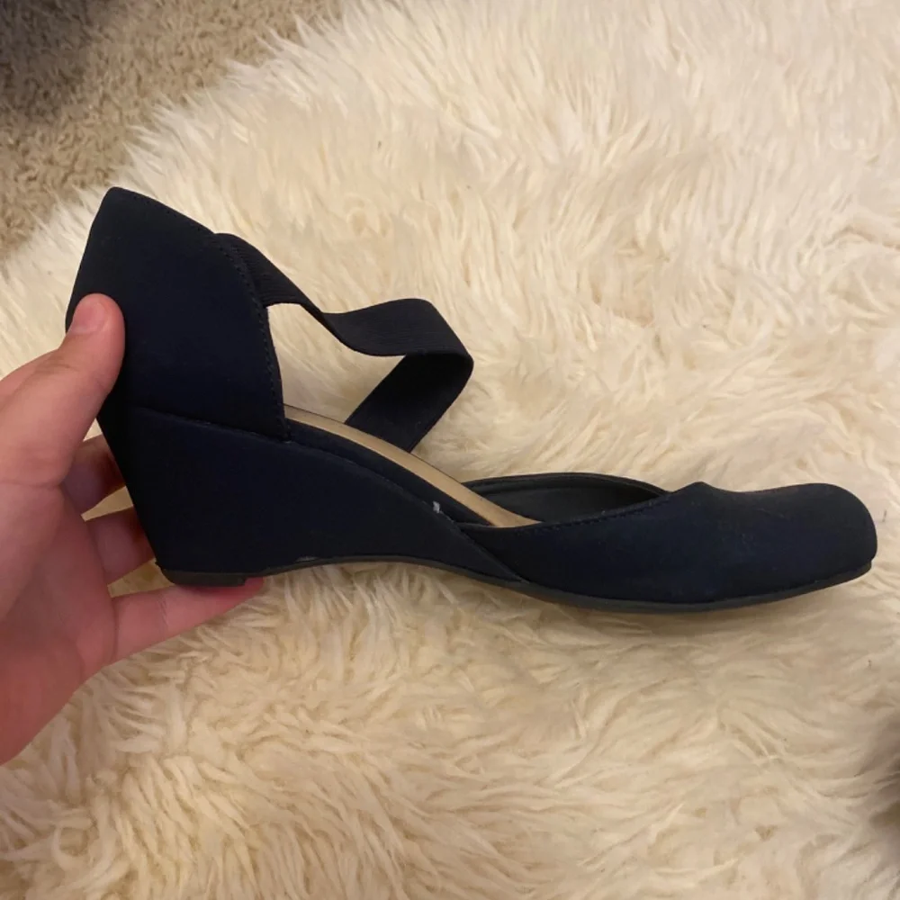 Navy Heels - Picture 3 of 4